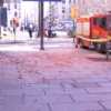 Desprendimiento de ladrillos en edificio de 18 de Julio obligó a cerrar el acceso de un cine y movilizó a Bomberos